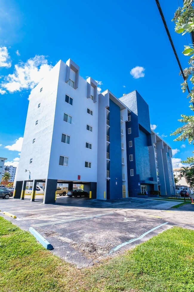 Building Photo - Marina View