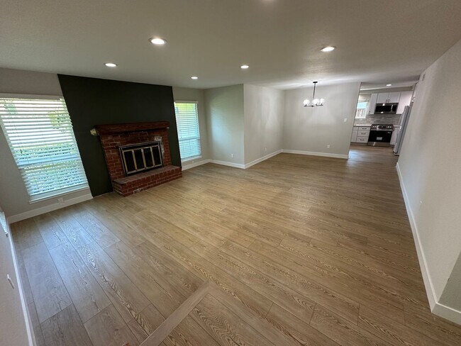 Building Photo - 3 Bed 2 Bath Single Family Home In Danvill...
