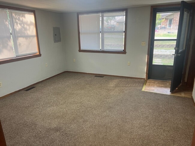 Building Photo - comfortable and convenient : 3-bedroom, 1-bathroom