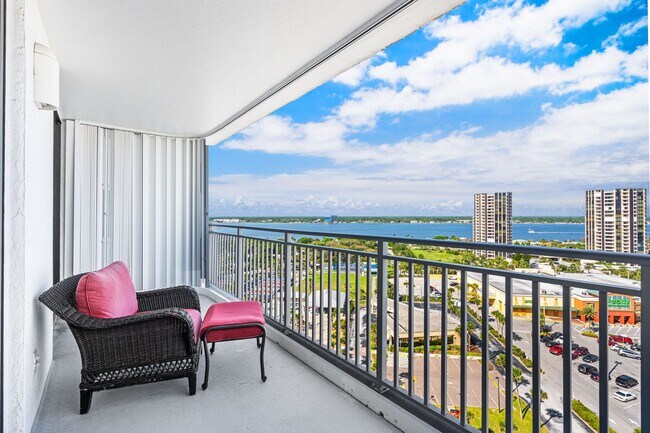 Foto del edificio - Fully Furnished 2-Bedroom, 2-Bath Beachfront Condo