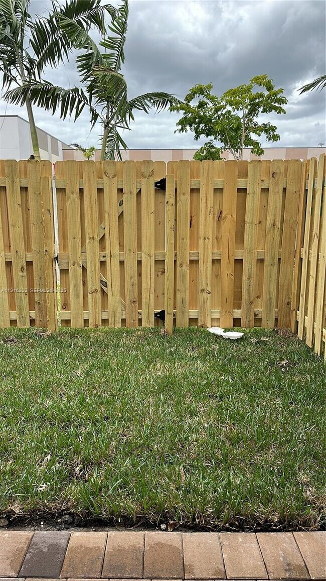 Foto del edificio - 245 SW 159th Ct