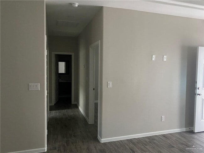 Building Photo - 1703 Playa Dr