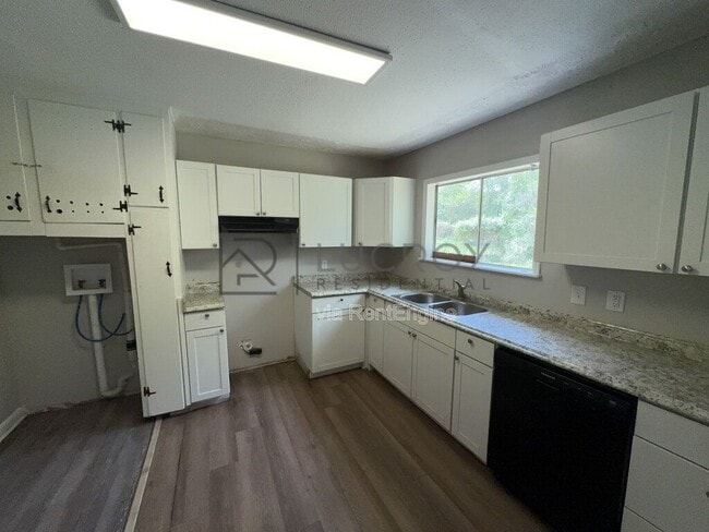 Foto del edificio - 3341 Suncrest Dr