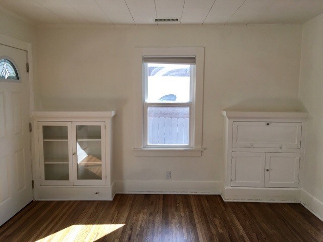 Building Photo - Classic Craftsman Style Home!!