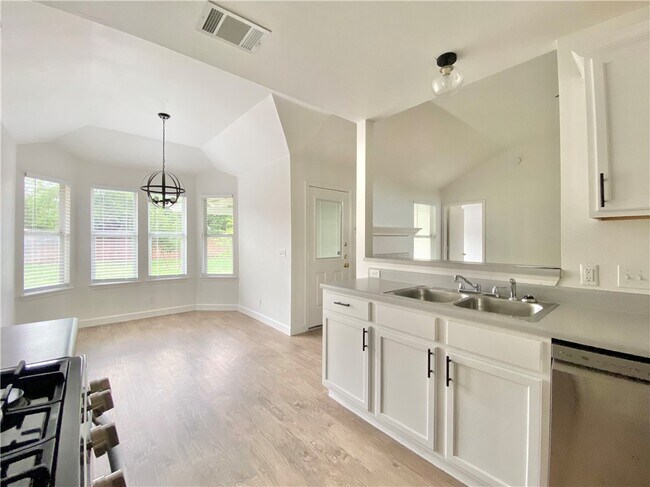 Building Photo - 811 Sonny Dr