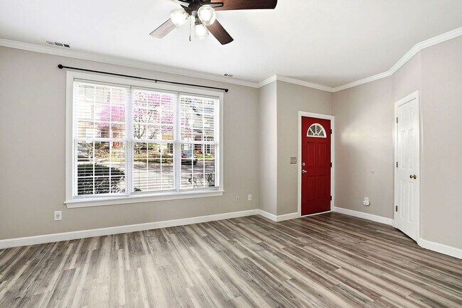 Foto del edificio - AVAILABLE NOW – Beautiful 3 Bed / 2.5 Bath Townhome in Prime North Raleigh Location