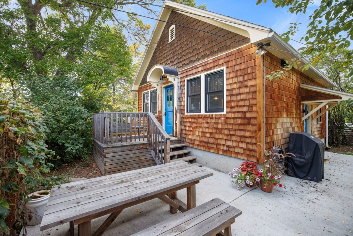 Primary Photo - Fully Furnished Home Two Blocks from Main ...