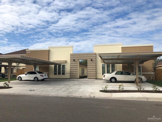 Foto del edificio - 2112 Garden Ridge Dr