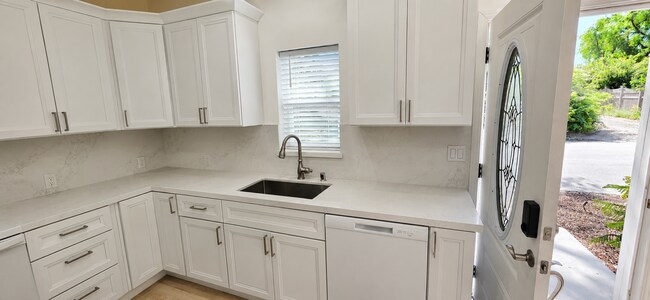 Foto del edificio - Newly Built 2BR/1BA ADU | In-Unit Laundry | Historic Niles Fremont