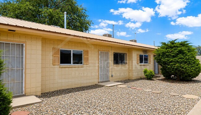 Foto del edificio - Large Move-In Ready 1-Bedroom Near Kirtland AFB