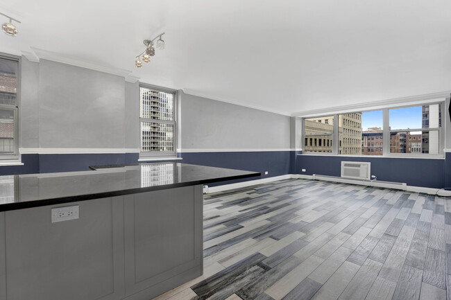 Building Photo - 253 E Delaware Pl