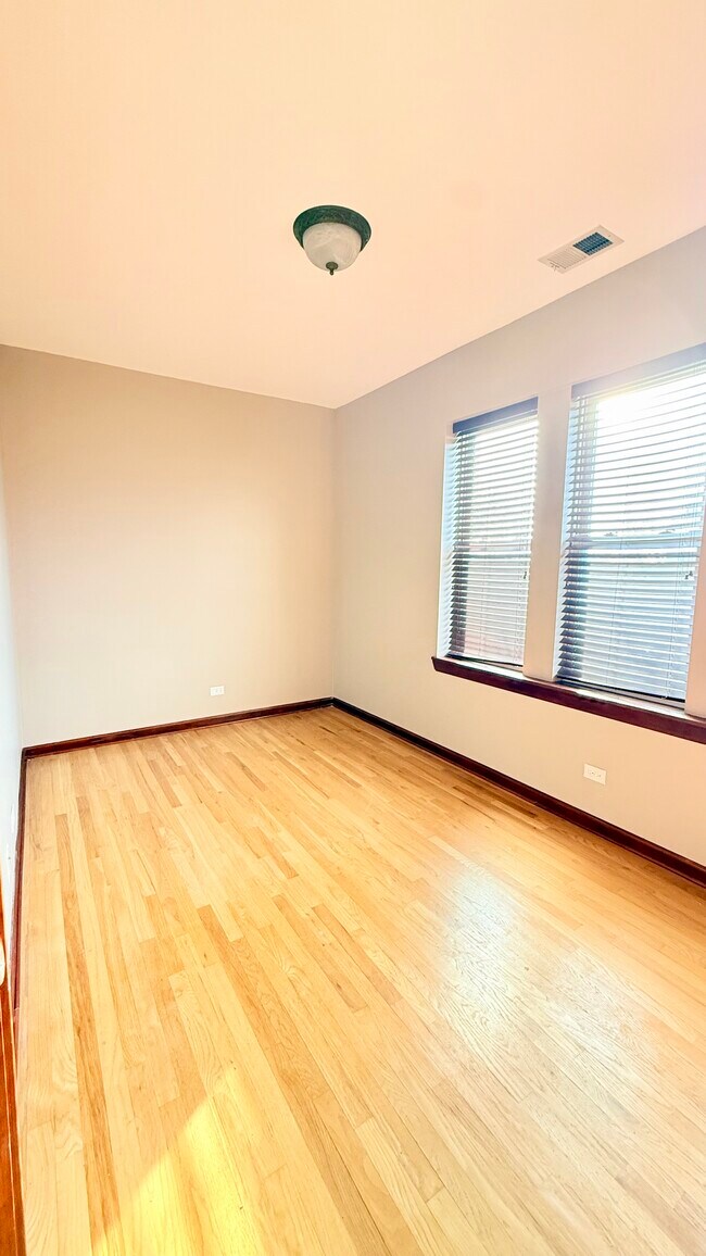 Foto del edificio - 4900 N Drake Ave