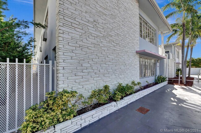 Building Photo - 7435 Harding Ave