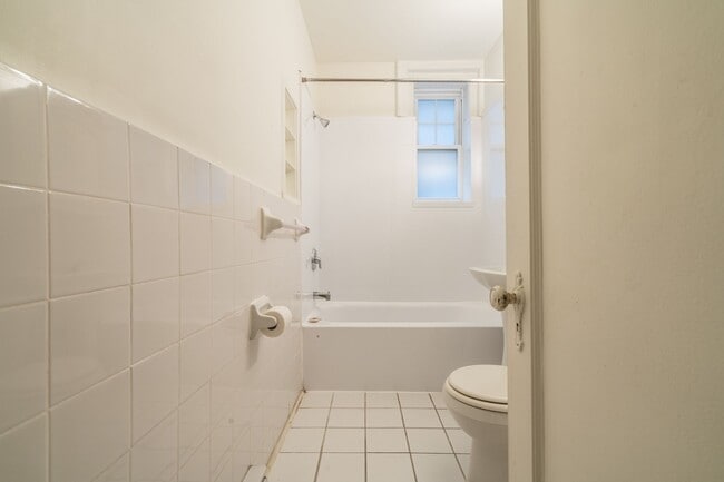 Building Photo - 2100 Rue du Fort