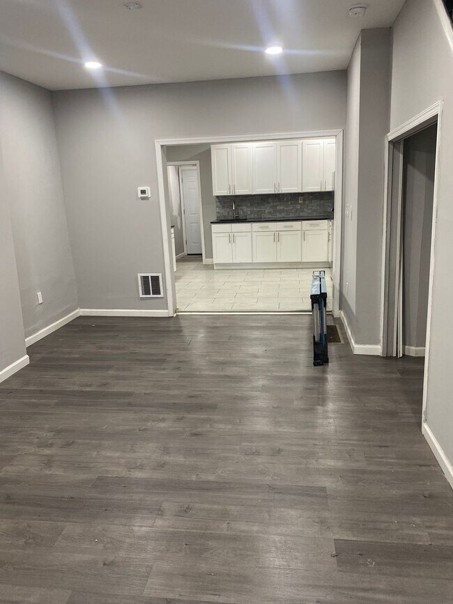 Building Photo - Beautifully renovated /updated pha friendl...