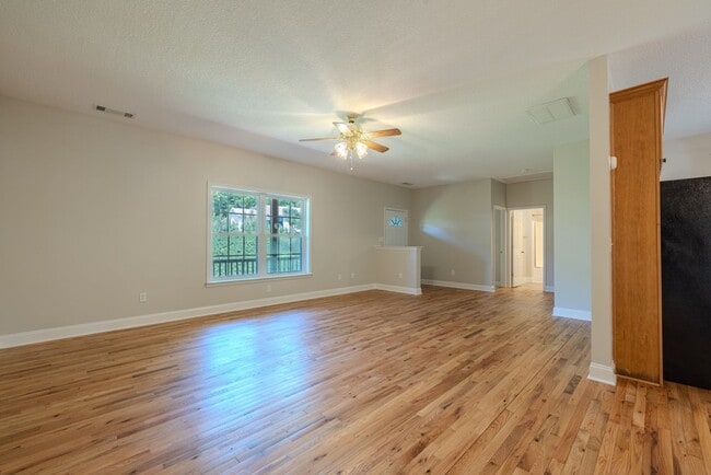 Building Photo - Beautiful 3 Bed/2 Bath Home in Seneca!