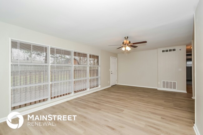 Building Photo - 8691 Bobolink Dr