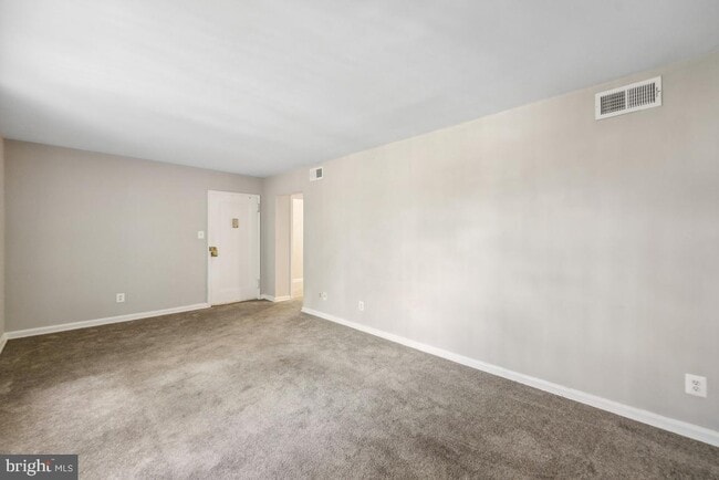 Building Photo - 3045 Patrick Henry Dr