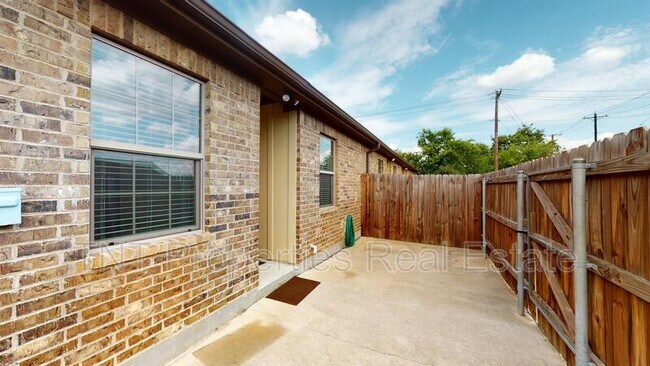 Foto del edificio - 3322 Wakewell Ct