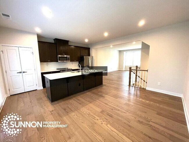 Foto del edificio - Beautiful Tri-Level, 3 Bedroom Townhome in...