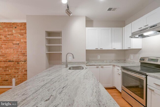 Building Photo - 1352 Kenyon St NW