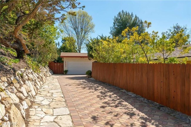 Building Photo - 3 br, 2 bath House - 28202 Ambergate Dr