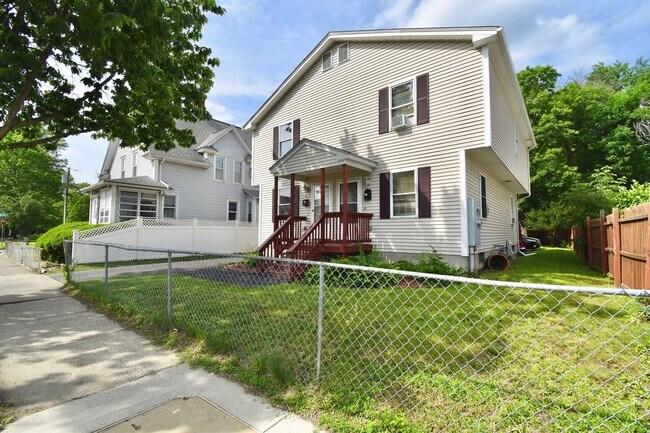 Building Photo - Newly Renovated Duplex Style Units | All New Appliances + Off Street Parking * 2 UNITS AVAILABLE *