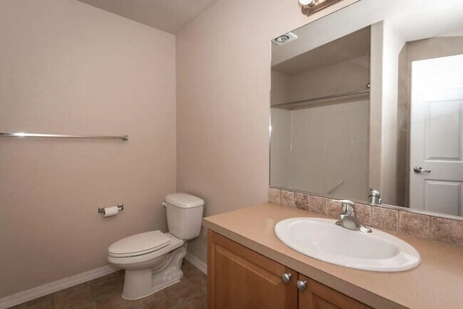 Foto del edificio - Spacious 3 Bed 2 Bath Condo