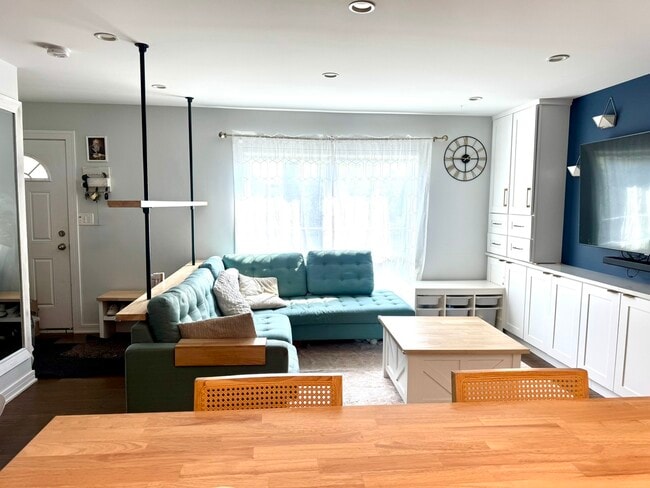 Foto del edificio - 639 Maple Ct