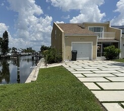 Building Photo - 8771 Bay Pointe Dr