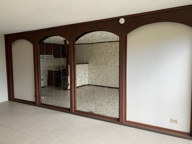 Building Photo - STUDIO 1 BATH UNIT