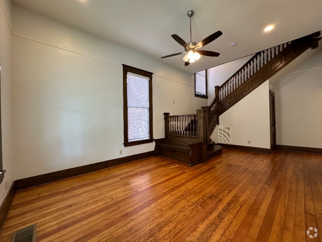 Building Photo - 514 E 8th St
