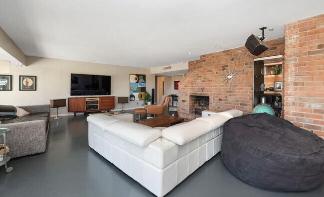 Building Photo - 5526 Camelback Canyon Dr