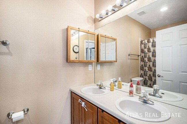 Foto del edificio - 23235 York Ave