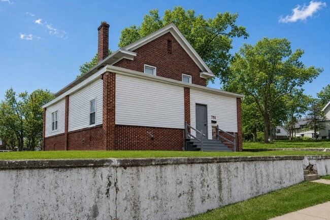 Building Photo - 751 Dupont St