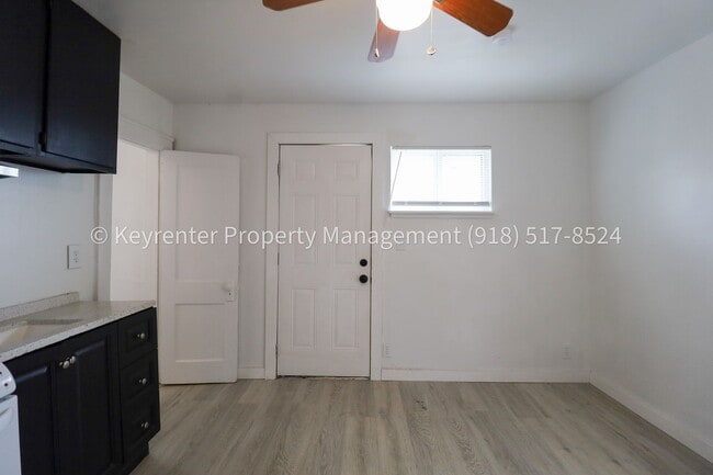 Building Photo - 732 N Victor Ave