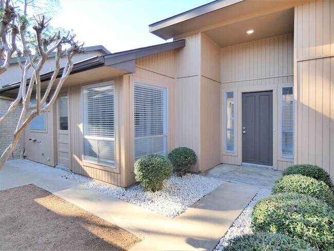 Foto del edificio - 604 Golfview Dr