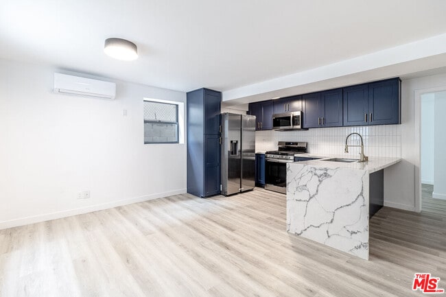 Building Photo - 950 Havenhurst Dr