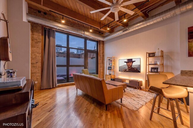 Foto del edificio - 1040 W Adams St