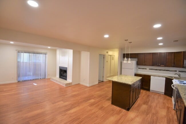 Building Photo - 735 Arapahoe Ave