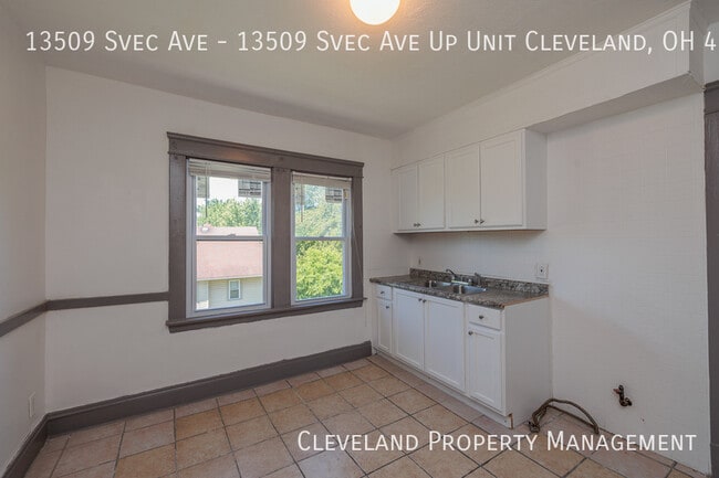 Building Photo - 3 Bedroom Cleveland Duplex