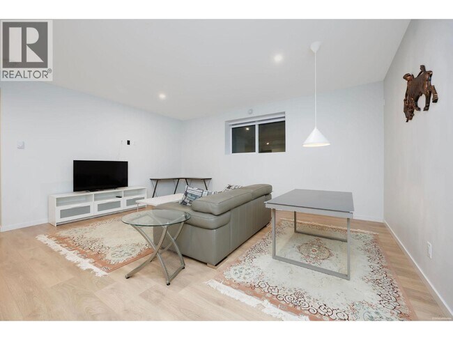 Photo du bâtiment - Ground floor-1462 MITCHELL STREET