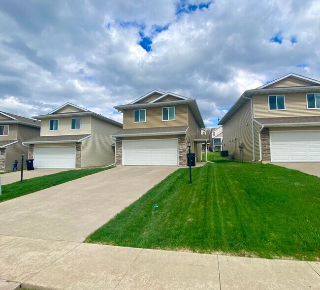 Building Photo - $1,900| 3 Bedroom, 2.5 Bathroom Home | Cat...