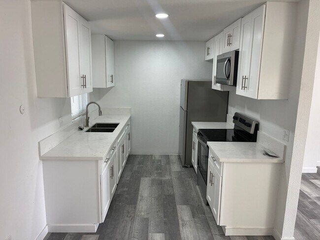 Building Photo - Fully remodeled 2 bedrooms 2 baths apartme...