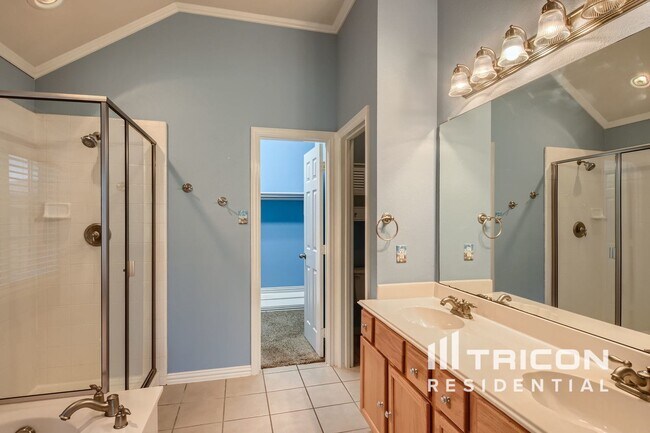Foto del edificio - 6018 Holly Crest Ln
