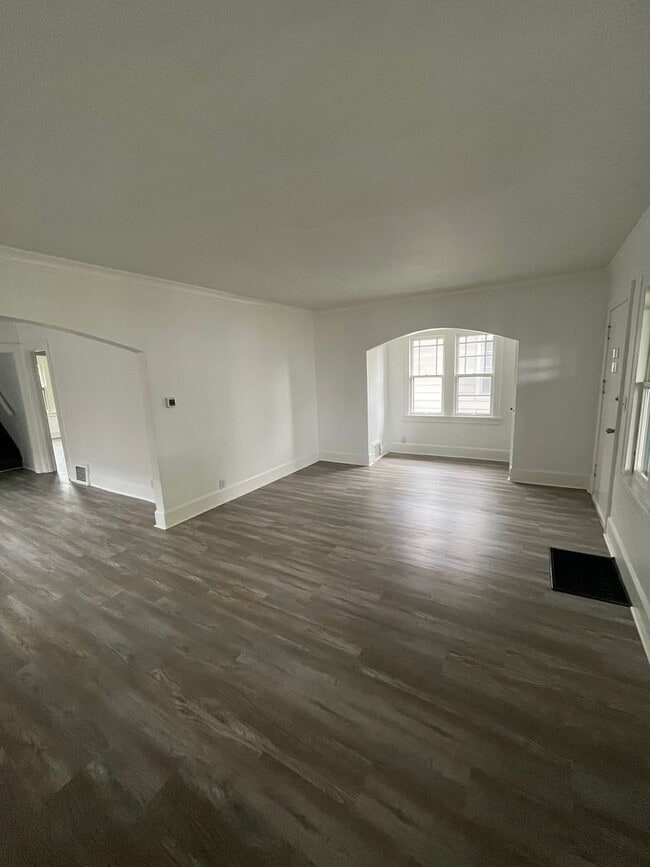 Building Photo - Newly remodeled 4 bed 2 bath home available in Rockford ***SECTION 8 OK***