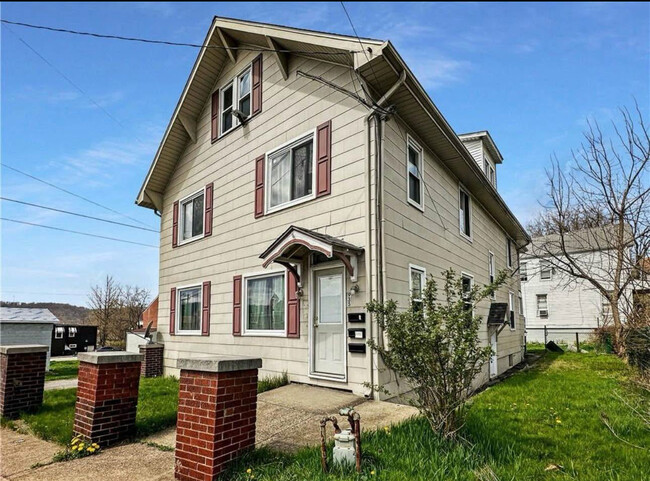 Building Photo - 935 Drey St