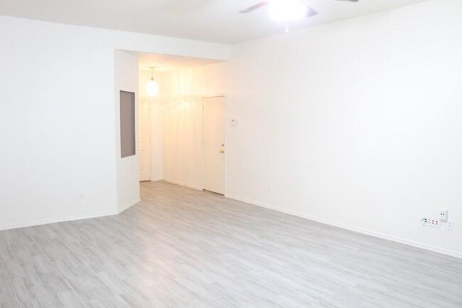 Building Photo - Fort Worth ~ This 3 bedroom, 2 bath, locat...