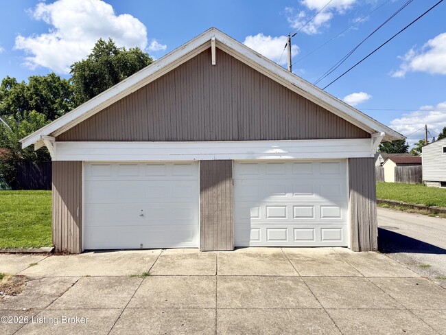 Building Photo - 1847 E Oak St