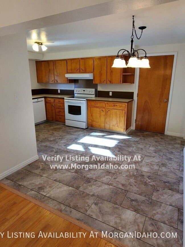 Foto del edificio - Plenty of storage, sun room, and more!